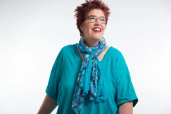 Feliz sonriente mujer de mediana edad con pelo corto rojo y gafas . —  Fotos de Stock