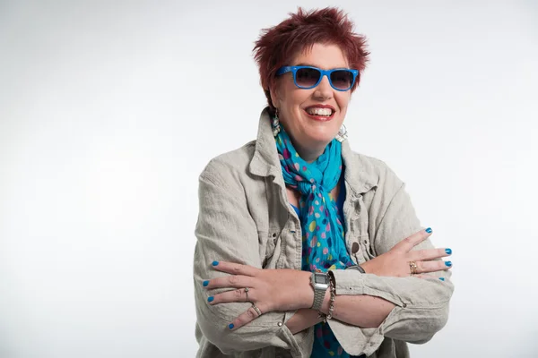 Feliz sonriente mujer de mediana edad con el pelo corto rojo. Usando sol — Foto de Stock