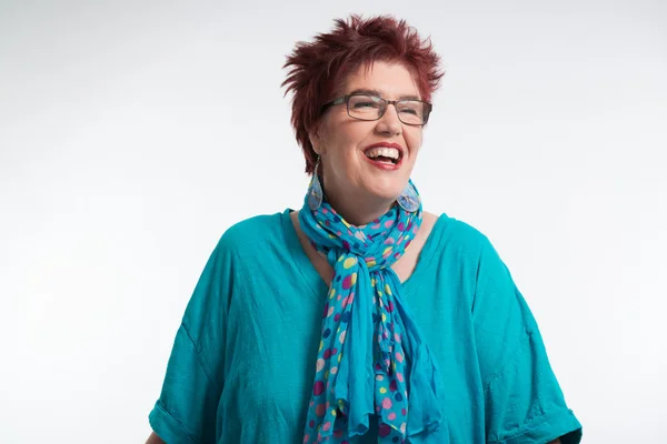 Feliz sonriente mujer de mediana edad con pelo corto rojo y gafas . — Foto de Stock