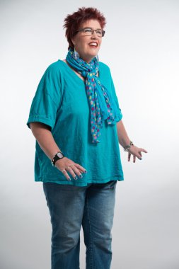 kısa Kızıl saçlı ve gözlüklü mutlu gülümseyen orta yaşlı kadın.