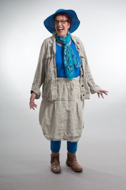 kısa Kızıl saçlı ve gözlüklü mutlu gülümseyen orta yaşlı kadın.