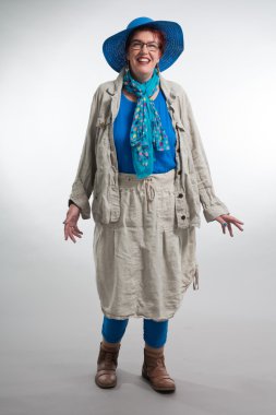 kısa Kızıl saçlı ve gözlüklü mutlu gülümseyen orta yaşlı kadın.