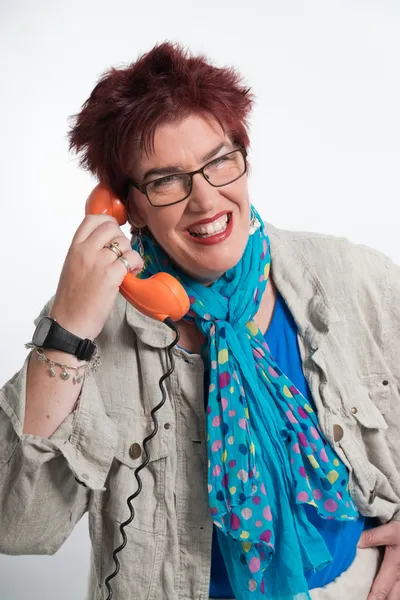 Femme d'âge moyen appelant avec un téléphone orange vintage. Sho rouge — Photo