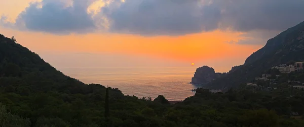 Panoramic shot of bay at sunset with cloudy sky. Greece. Corfu i — Stock Photo, Image