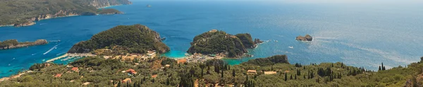 Prachtige panoramische opname van het paradijs baai met blauwe water en lucht — Stockfoto