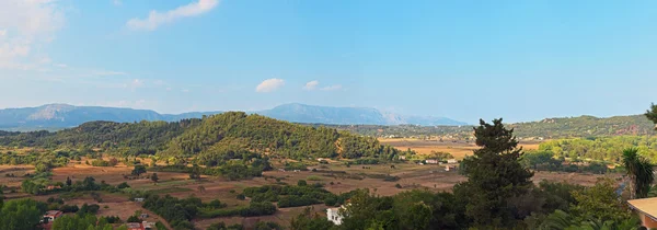 Vue panoramique du paysage montagneux avec quelques maisons et bleu s — Photo