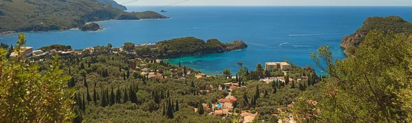 Beautiful panoramic shot of paradise bay with blue water and sky — Stock Photo, Image