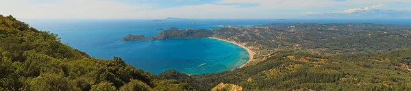 Krásný panoramatický záběr paradise bay s modrou vodou a obloha — Stock fotografie
