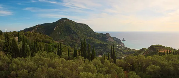 Yeşil dağlar ve blu, kıyı yatay panoramik çekim — Stok fotoğraf