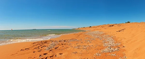 Panoramique longue exposition prise de vue de la plage avec ciel bleu. Plage d'Issos — Photo