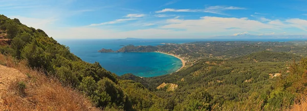 Beautiful panoramic shot of paradise bay with blue water and sky — Stock Photo, Image