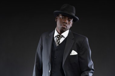 retro Afro-Amerikan gangster çizgili takım elbise ve kravat takıyor ve