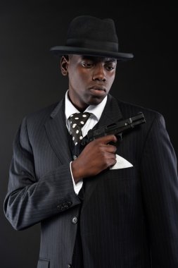retro Afro-Amerikan mafya adamı çizgili takım elbise ve kravat takan bir
