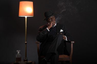 retro Afro-Amerikan gangster erkek çizgili takım elbise ve kravat takıyor