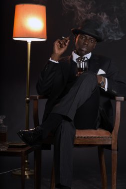 retro Afro-Amerikan gangster erkek çizgili takım elbise ve kravat takıyor