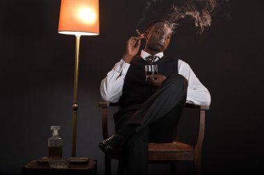 retro Afro-Amerikan gangster erkek çizgili takım elbise ve kravat takıyor