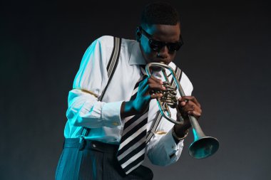 onun trompet çalmaya retro Afro-Amerikan caz müzisyeni. Wea