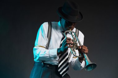 onun trompet çalmaya retro Afro-Amerikan caz müzisyeni. Wea