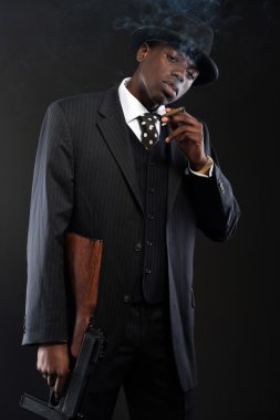 retro Afro-Amerikan mafya adamı çizgili takım elbise ve kravat takan bir