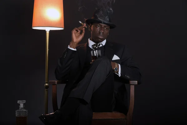 Retro african american gangster człowiek ubrany prążkowany garnitur i krawat — Zdjęcie stockowe