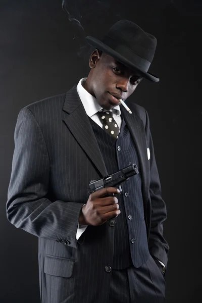 Hombre de la mafia afroamericana retro con traje a rayas y corbata un —  Fotos de Stock