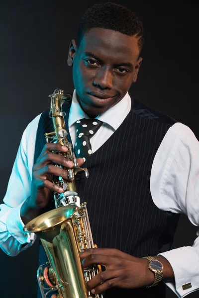 Músico de jazz americano africano retro segurando seu saxofone. Desgaste — Fotografia de Stock
