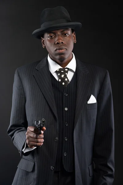 Retro africano americano máfia homem vestindo listrado terno e amarrar um — Fotografia de Stock