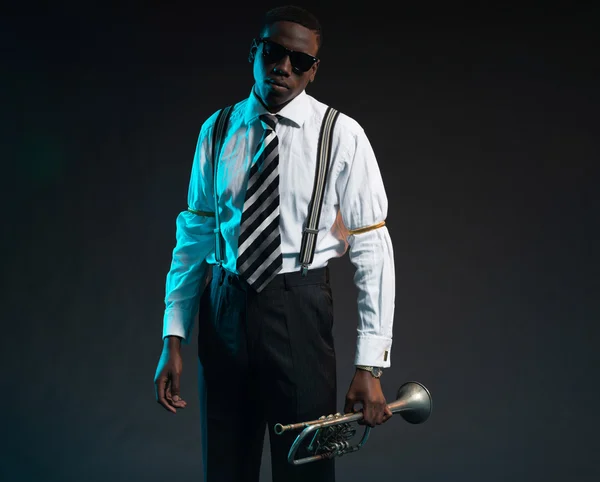 Musicista jazz retrò africano americano con la tromba in mano. Wearin — Foto Stock