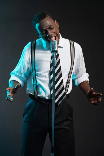 Mikrofon ile Retro Afro-Amerikan caz şarkıcısı. Şir giyiyor — Stok fotoğraf