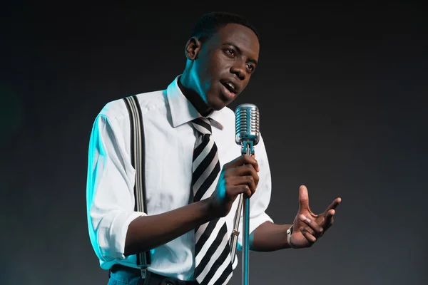 Ρετρό αφρικανικός Αμερικανός τραγουδιστής τζαζ με μικρόφωνο. φορώντας shir — Φωτογραφία Αρχείου