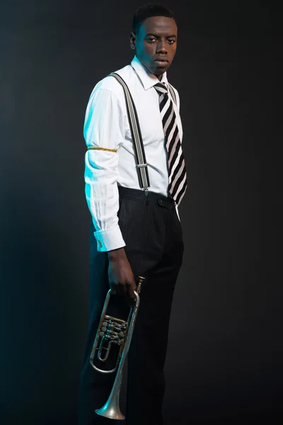 Retro afro-amerikai jazz-zenész gazdaság trombita. Wearin — Stock Fotó