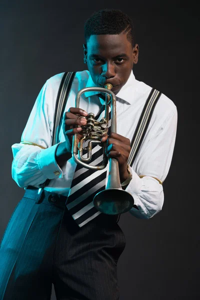 Músico de jazz americano africano retro tocando em seu trompete. Wea... — Fotografia de Stock