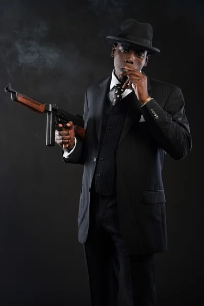 Retro afrikanisch-amerikanischer Mafia-Mann in gestreiftem Anzug und Krawatte — Stockfoto