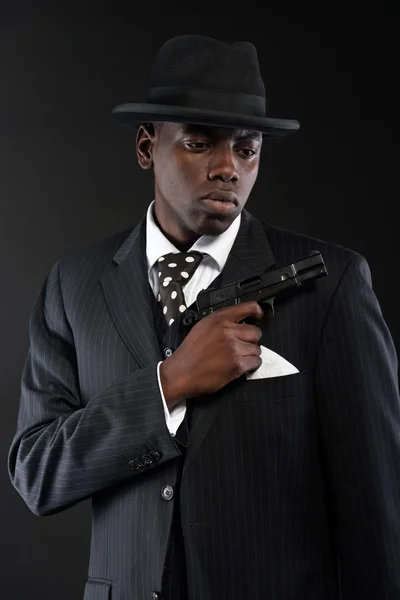 Hombre de la mafia afroamericana retro con traje a rayas y corbata un —  Fotos de Stock