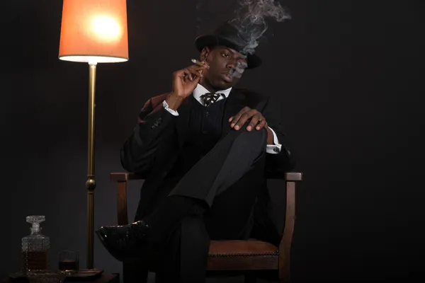 Retro afroamericano gangster hombre con traje a rayas y corbata —  Fotos de Stock
