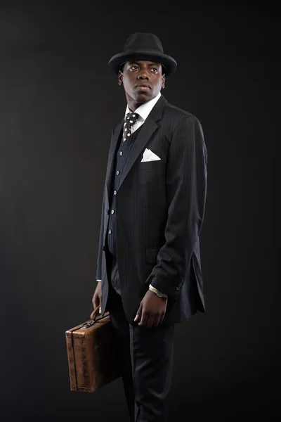 Retro hombre de negocios afroamericano con traje a rayas y corbata —  Fotos de Stock