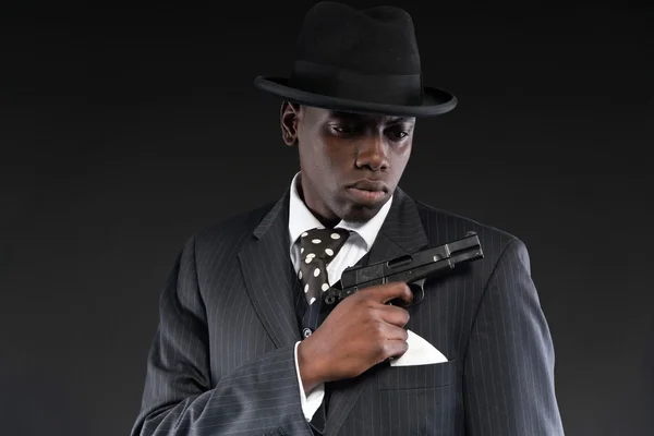 Retro african american mafia człowiek ubrany prążkowany garnitur i krawat — Zdjęcie stockowe
