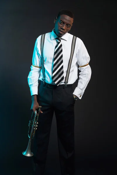 Retro afrikanska amerikanska jazzmusiker håller sin trumpet. wearin — Stockfoto