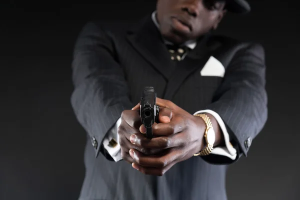 Hombre de la mafia afroamericana retro con traje a rayas y corbata un —  Fotos de Stock