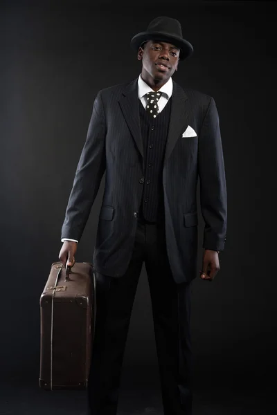 Ρετρό αφροαμερικάνων ταξιδιώτη φορώντας ριγέ κοστούμι και γραβάτα μια — Φωτογραφία Αρχείου