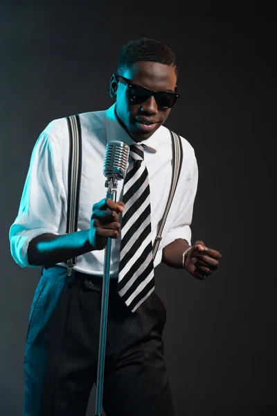Retro Afryki amerykański wokalista jazzowy z mikrofonem. noszenie shir — Zdjęcie stockowe