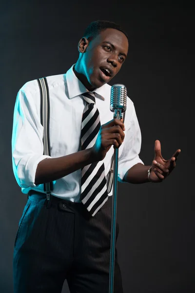 Retro african american jazz singer with microphone. Wearing shir — Stock Photo, Image
