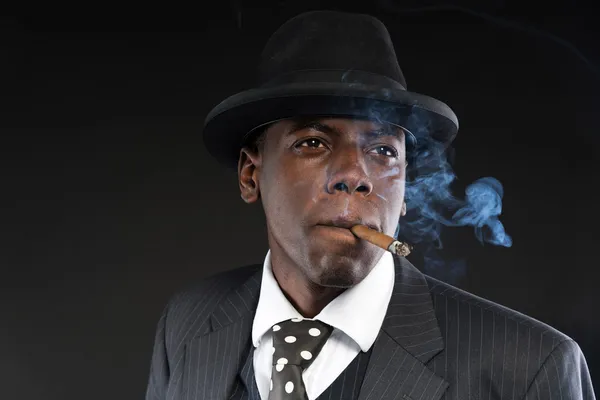 Hombre de la mafia afroamericana retro con traje a rayas y corbata un — Foto de Stock