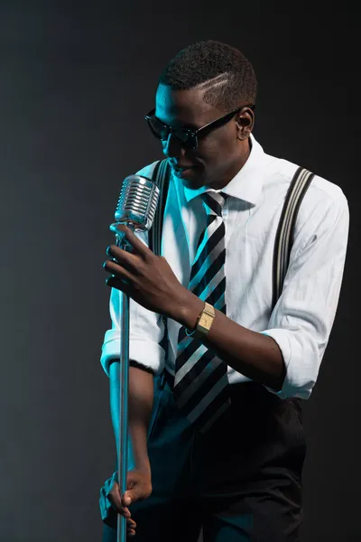 Retro Afrikaanse Amerikaanse jazz-zangeres met microfoon. shir dragen — Stockfoto