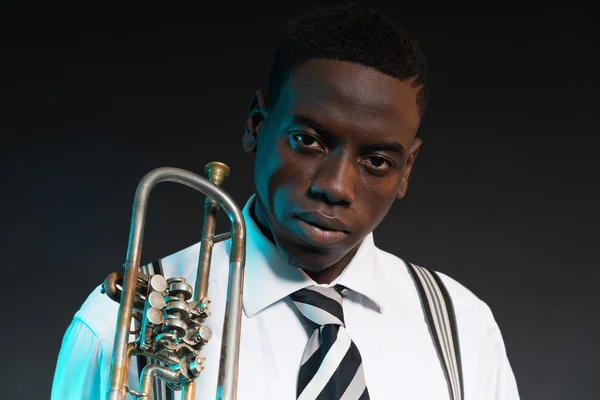 Retro Afro-Amerikaanse jazzmuzikant houden zijn trompet. wearin — Stockfoto