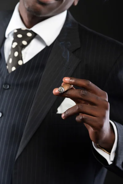 Nahaufnahme von der Hand eines afrikanisch-amerikanischen Mafia-Mannes, der eine schwarze Jacke trägt — Stockfoto