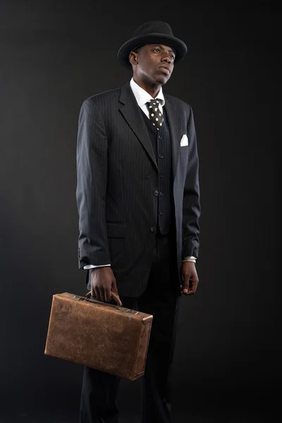 レトロなアフリカ系アメリカ人実業家ストライプ スーツとネクタイを着ています。 — ストック写真