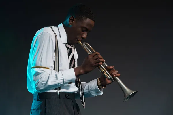 Ρετρό αφρικανικός Αμερικανός τζαζ μουσικός που παίζει την τρομπέτα του. WEA — Φωτογραφία Αρχείου