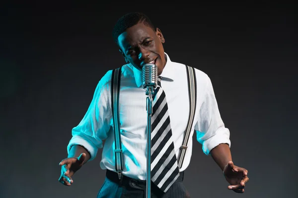 Ρετρό αφρικανικός Αμερικανός τραγουδιστής τζαζ με μικρόφωνο. φορώντας shir — Φωτογραφία Αρχείου