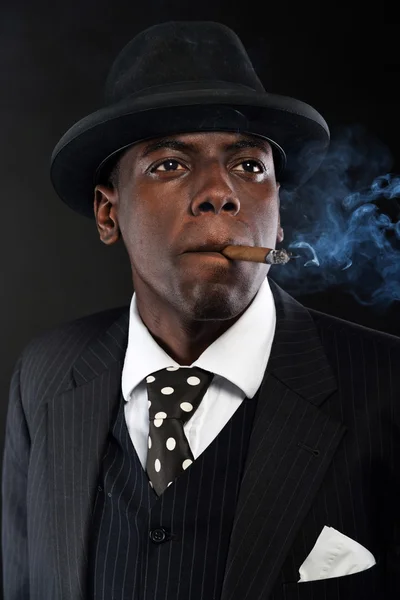 Retro Afro-Amerikan mafya adamı çizgili takım elbise ve kravat takan bir — Stok fotoğraf